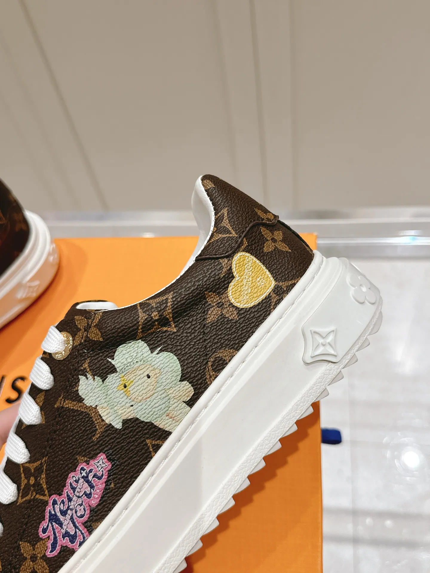 👟👟Ex-factory price 560👟👟 LV new white shoes, four-leaf clover🍀sunflower🌞 charm, add naughty and lively color to simple white shoes, easy to wear and durable, code number: 35+40 (41 customized)